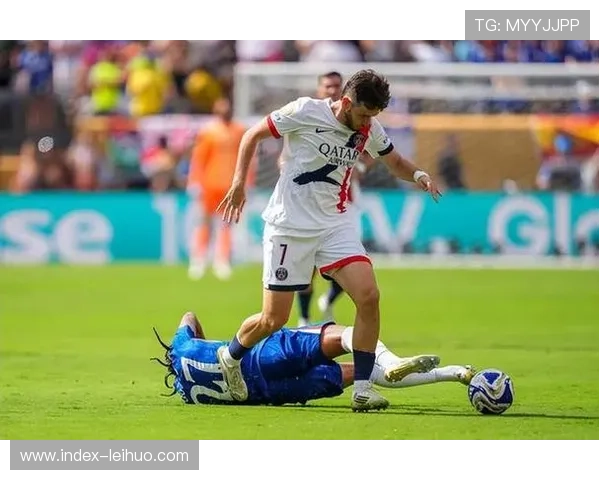 阿什拉夫踩踏犯规染红，巴黎少一人作战